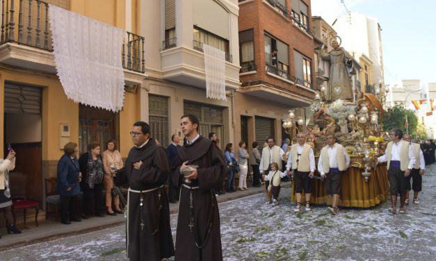 Vila-real celebra el dia del patró amb la missa i processó de Sant Pasqual