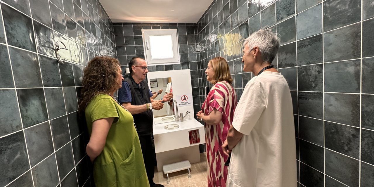 Benicàssim aposta pel turisme inclusiu amb el primer hotel amb higiene adaptada per a persones ostomitzades del litoral valencià