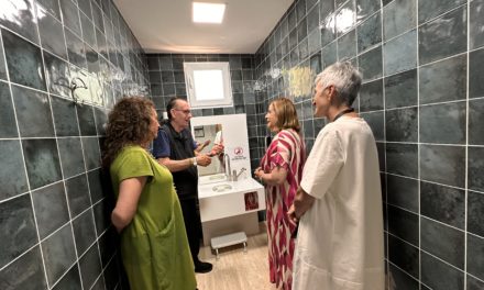 Benicàssim aposta pel turisme inclusiu amb el primer hotel amb higiene adaptada per a persones ostomitzades del litoral valencià