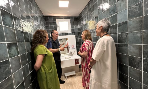 Benicàssim aposta pel turisme inclusiu amb el primer hotel amb higiene adaptada per a persones ostomitzades del litoral valencià
