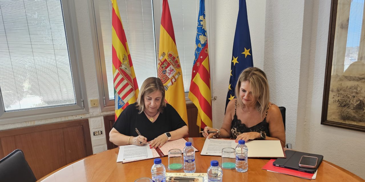 Nuria Montes firma el conveni amb l’ajuntament per a reforçar la destinació com a referent en festivals intel·ligents