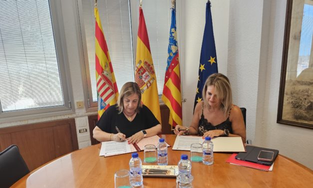 Nuria Montes firma el conveni amb l’ajuntament per a reforçar la destinació com a referent en festivals intel·ligents